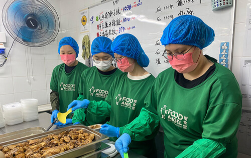 十三位全日制文憑課程學生於惜食堂豐膳坊擔任義工，協助處理飯餐